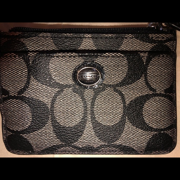 Low start for show!Mini Coach Wristlet/Wallet with keychain. Used once or twice - Picture 2 of 7